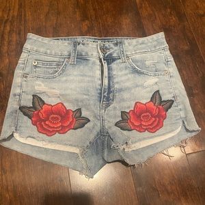 American Eagle light wash short shorts with patch details. Size 4